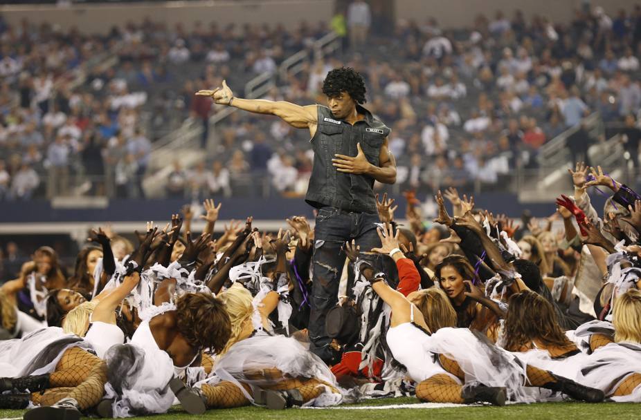 Il balletto delle cheerleaders durante Dallas Cowboys contro Washington Redskins (Reuters)
